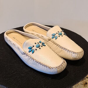 ANNE Klein Cultures white leather turquoise decor Moccasins. sz.8M (#1074)